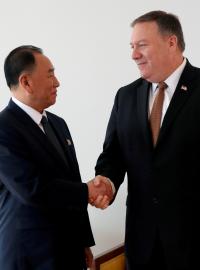 Americký ministr zahraničních věcí Mike Pompeo při schůzce s vyslancem KLDR na konci května.