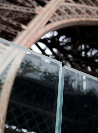 Nové skleněné zábrany pod Eiffelovou věží
