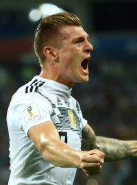 Německý záložník Toni Kroos oslavuje gól proti Švédsku