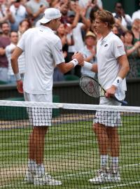 John Isner gratuluje Kevinu Andersonovi.