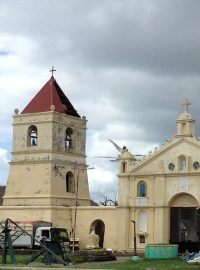 Kostel ve filipínském městě Balangiga (na fotografii poškozený tajfunem v roce 2013), ze kterého odvezli američtí vojáci zvony během filipínsko-americké války.