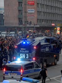 Pravicoví radikálové protestují v Chemnitzu (Saské Kamenici) po smrti pětatřicetiletého Němce, z jehož usmrcení jsou podezřelí dva mladíci z Iráku a Sýrie.