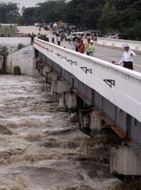 Zatopená města, vesnice, část dálnice. V Barmě evakuovali kvůli protržené přehradě přes 50 000 lidí