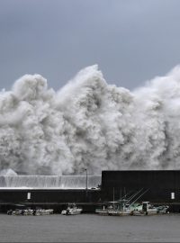 Tajfun Jebi udeřil v Japonsku