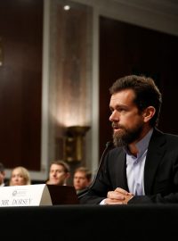 Šéf Twitteru Jack Dorsey a provozní ředitelka Facebooku Sheryl Sandbergová na slyšení před americkým Senátem