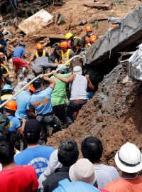 Vyprošťování lidí na Filipínách po řádění tajfunu Mangkhut