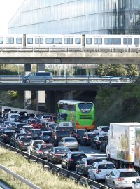 Dánská policie v pátek kvůli rozsáhlé operaci uzavřela frekventované mosty vedoucí z hlavního ostrova Sjaelland, kde se nachází metropole Kodaň.