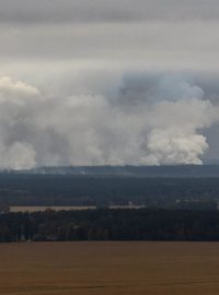 Vojenským muničním skladem na severu Ukrajiny otřásla v úterý nad ránem exploze spojená s požárem.