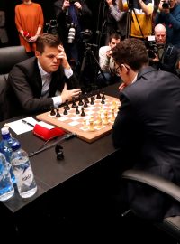 Magnus Carlsen a Fabiano Caruana bojují v Londýně o titul mistra světa a také si rozdělí milion eur.