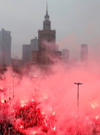 Pochod nezávislosti ve Varšavě na oslavu stoletého výročí samostatnosti Polska