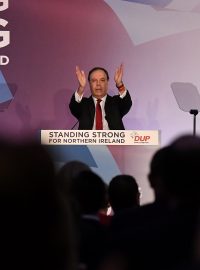 Místopředseda DUP Nigel Dodds na stranickém sjezdu