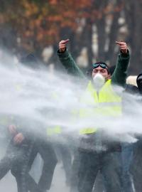 Symbolem demonstrací se staly žluté reflexní vesty, povinná výbava řidičů aut