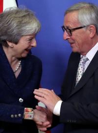 Theresa Mayová a Jean-Claude Juncker na společné schůzce před summitem EU