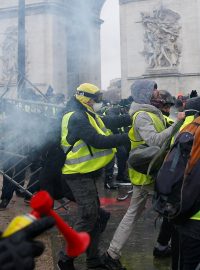 Protestující se střetli s těžkooděnci u Vítězného oblouku na Champs-Élysées