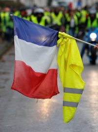 Někteří demonstranti dali francouzskou vlajku vedle žluté vesty...