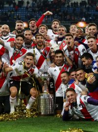 Hráči River Plate s trofejí pro vítěze Superclásica