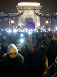 Demonstranti na Széchenyiho řetězovém mostě