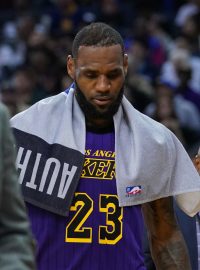 LeBron James odstoupil ze zápasu kvůli problémům s tříslem