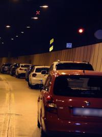 Nehoda motocyklu uzavřela pražský Strahovský tunel. Hasiči evakuovali 40 lidí
