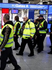 Na letištích v Düsseldorfu, Stuttgartu a Kolíně nad Rýnem/Bonnu se ve čtvrtek uskuteční celodenní výstražná stávka bezpečnostních pracovníků za vyšší mzdy