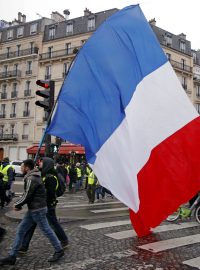 Demonstrant nese francouzskou vlajku při sobotním protestu žlutých vest v Paříži.