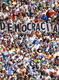 Davy protestující proti Madurovy vyšly vyšle podle médií stejného důvodu do ulic i ve městech po celé zemi
