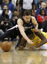 Tomáš Satoranský v souboji s Draymondem Greenem z Golden State