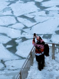 Mrazivé počasí a sněhové bouře si vyžádaly rovněž zrušení více než 2000 letů, uvedla agentura Reuters. Chicagské letiště kupříkladu v úterý zrušilo polovinu plánovaných linek