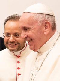 Papež František si třese rukou s šajchem Muhammadem