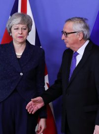 Britská premiérka Theresa Mayová a předseda Evropské komise Jean-Claude Juncker při schůzce v Bruselu