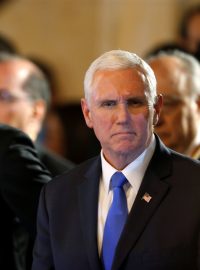 Viceprezident Spojených států Mike Pence (vpravo) a venezuelský opoziční lídr Juan Guaidó