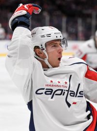 Útočník Washingtonu Capitals Jakub Vrána slaví gól, který dal Pittsburghu Penguins