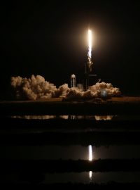 Start rakety Falcon 9, která vynese do kosmu kosmickou loď Crew Dragon