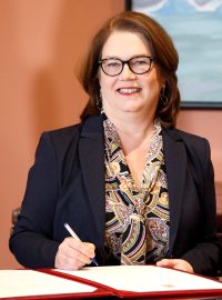 Ministryně odpovědná za vládní účty Jane Philipottová oznámila svou rezignaci dopisem