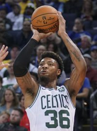 Marcus Smart (vpravo) z Boston Celtics střílí přes obranu Stephena Curryho z Golden State Warriors