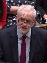 Britský opoziční předseda labouristické strany Jeremy Corbyn hovoří v parlamentu po hlasování o prodloužení vyjednávacího období brexitu.