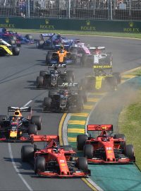 Sebastian Vettel a Charles Leclerc z Ferrari (vepředu) skončili na čtvrtém a pátém místě