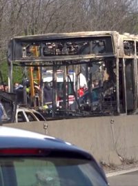 Ohořelá kostra uneseného autobusu