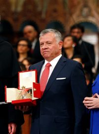 Ocenění předala loňská laureátka, německá kancléřka Angela Merkelová.