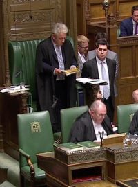 Předseda poslanecké sněmovny John Bercow oznamuje výsledky hlasování o alternativních možnostech brexitu.