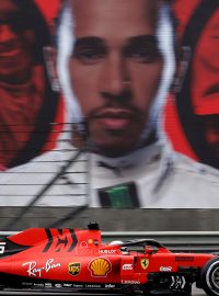 Až pátý dojel Charles Leclerc. Druhého pilota Ferrari, kterému minule v Bahrajnu první výhru v kariéře sebralo selhání motoru, v neděli o lepší umístění připravila špatně zvolená strategie italské stáje