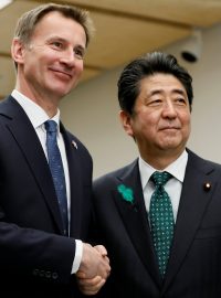 Britský ministra zahraničních věcí Jeremy Hunt a japonský premiér Šinzó Abe