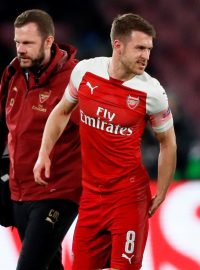 Aaron Ramsey (vpravo) si v zápase poranil sval