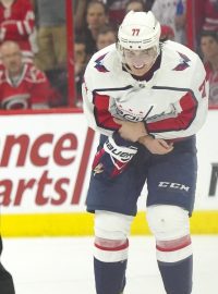 Obhájci Stanley Cupu z Washingtonu bude pravděpodobně až do konce sezony chybět elitní útočník T.J. Oshie