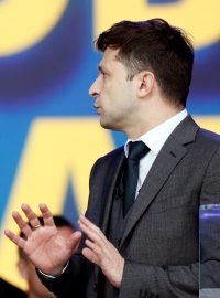 Ukrajinský prezident Petro Porošenko a jeho protivník Volodymyr Zelenskyj při debatě na kyjevském olympijském stadionu