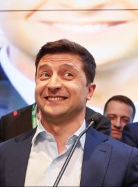 Herec, scenárista, režisér a podnikatel Volodymr Zelenskyj oznámil svou kandidaturu na Silvestra loňského roku a záhy se stal podle průzkumů jedním z favoritů voleb