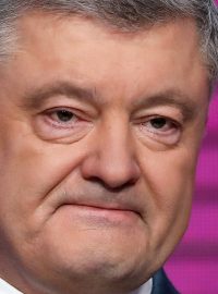 Úřadující prezident Petro Porošenko uznal v neděli večer porážku