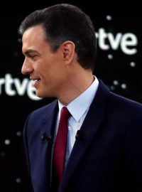 Snímek ze španělské předvolební debaty: vlevo předseda konzervativních lidovců Pablo Casado, vpravo socialistický premiér Pedro Sánchez