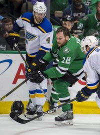 Útočník Radek Faksa i bez helmy bojuje o puk během šestého zápasu série mezi Dallasem Stars a St. Louis Blues