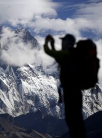 Mount Everest v oblacích.